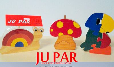 Ju Par  cumple 40 años fabricando juguetes didácticos en madera. Es  pionero en el país elaborando juguetes  y materiales de ejercitación psicomotriz.