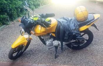 El hombre llegó al motel a bordo de esta motocicleta, mientras que la mujer dejó su automóvil estacionado en la calle.