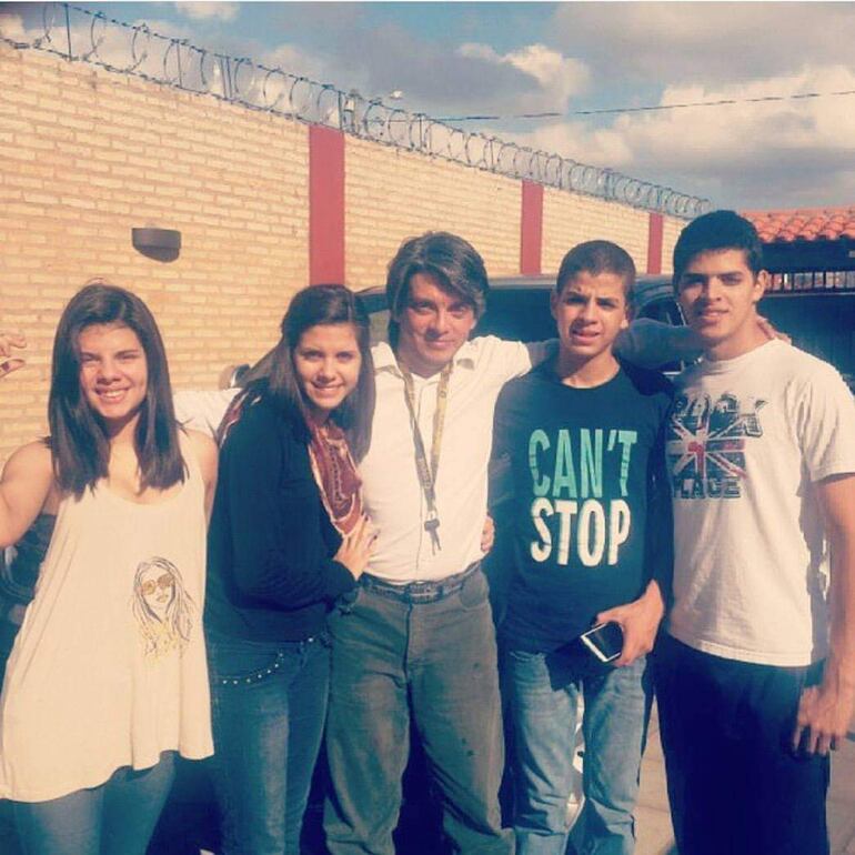 Edgar Dacosta con sus hijos Fiorella, Nabila, Gonzalo y Giuliano.