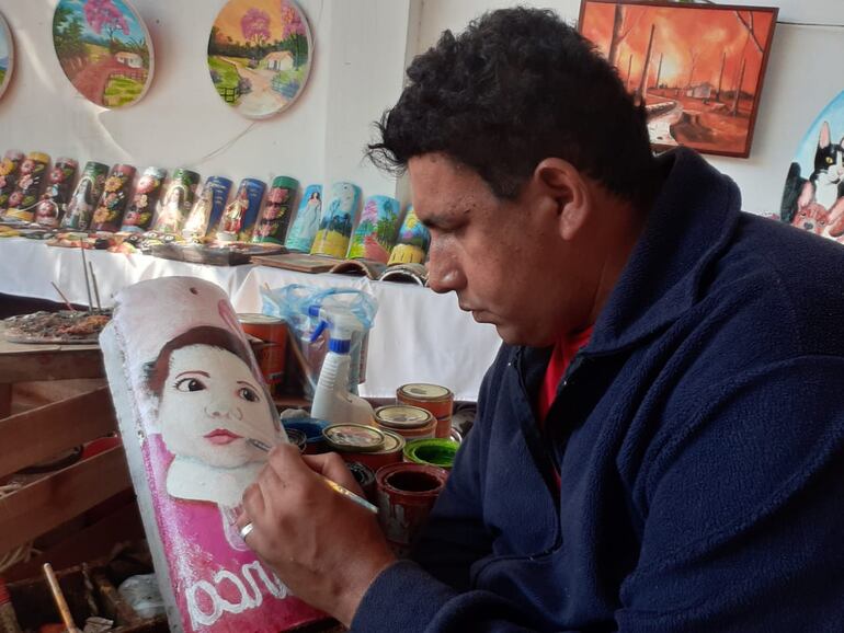 El profesor y artista plástico, Ailton Ortiz, estará subastando su trabajo dedicado a Bianca el día de mañana durante la campaña.