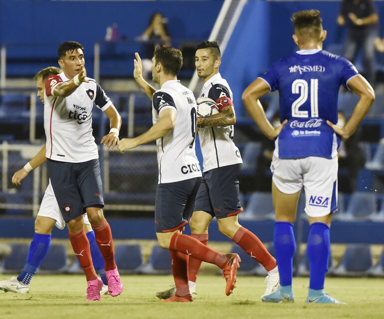 El festejo de Enzo Giménez con Mauro Boselli y Villasanti; lo sufre el solense Portillo.