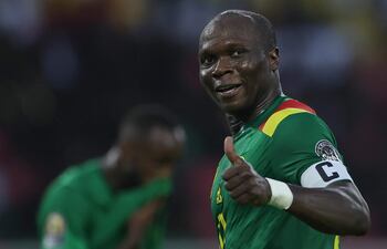 Vincent Aboubakar marcó los dos goles para Camerún ante Burkina Faso.