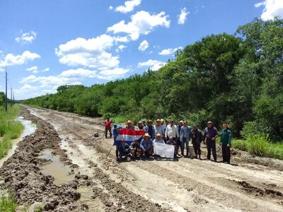 Luego de arduas horas de trabajo los voluntarios lograron su cometido de desaguar el camino en los lugares críticos, a fin de quedar aislados.