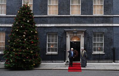 El primer ministro británico, Boris Johnson, dijo este lunes que “se reserva la posibilidad” de ordenar nuevas restricciones sociales en el Reino Unido para frenar la expansión de la variante ómicron de coronavirus, aunque no de manera inmediata.