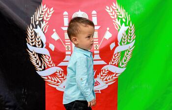 En Kabul, cientos de personas se lanzaron a las calles ondeando la que ha sido hasta ahora la bandera nacional del país, desafiando la presencia de los combatientes que custodian las calles de la capital afgana.