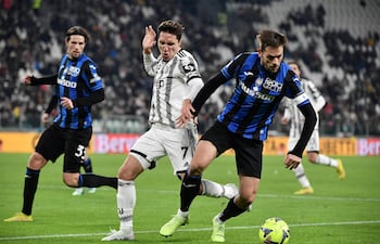 Federico Chiesa (i), delantero de Juventus, disputa el balón con Rafael Toloi, defensor de Atalanta, durante el partido de ayer.