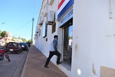 El ex concejal colorado Víctor Camacho, ingresa a la Municipalidad de Carapeguá, para cobrar un mes de su dieta atrasada. Para el efecto tuvo que  por contribuyentes morosos para que paguen sus impuestos y pueda el cobrar.