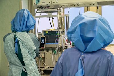 En plena tarea de atender a un  pacientes, miembros del staff sanitario de la unidad de terapia intensiva para enfermos de covid-19, en el hospital Tor Vergata, en Roma.