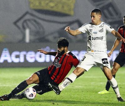 El defensor argentino Alexander Barboza resbala en la marca de Guilherme y el balón golpea por su pierna, y del rebote el esférico fue al fondo del arco defendido por Martín Silva, en el mejor momento de Libertad cuando buscaba el triunfo. AFP