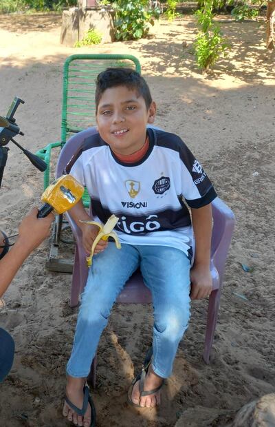 El niño Enzo Sánchez, de 10 años, necesita la atención de un especialista en tendones de piernas, él quiere caminar normal como los demás niños.