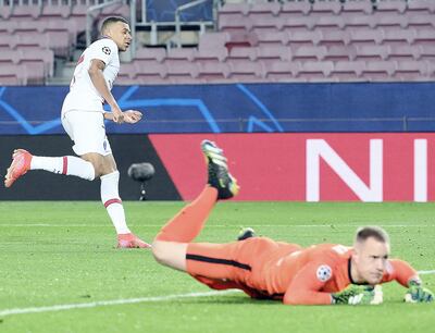Kylian Mbappé marca el cuarto gol y el tercero en su cuenta personal para liquidar el expediente. Ter Stegen, resignado en el suelo.