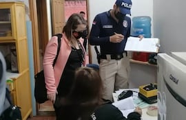 El allanamiento en Ciudad del Este estuvo encabezado por la fiscala Analía Rodríguez.