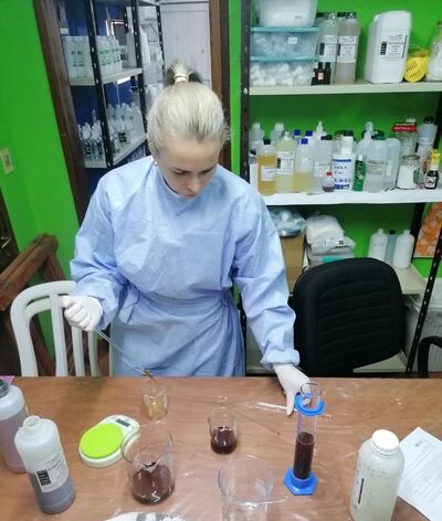 La joven Sandra Schmickler, en plena tarea en su laboratorio. En base a productos naturales locales fabrica lociones medicinales y productos de cuidado personal surgidos como un emprendimiento en plena pandemia del covid-19.