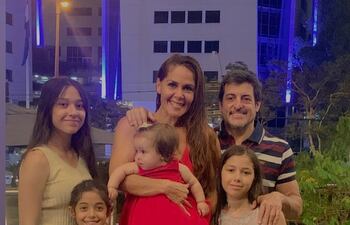 Ingrid Poka junto a sus cuatro hijas: Antonella, Alessandra, Annabella e Ingrita, y su amor, Roque Aranda.