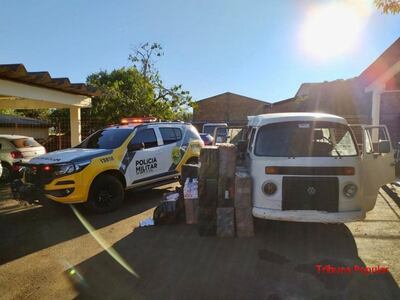 El vehículo y las cajas de cigarrillos paraguayos incautados por las autoridades brasileñas.