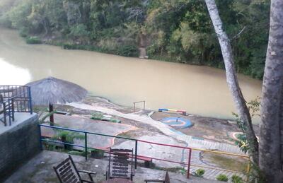 El arroyo Yhaguymí presenta un color oscuro y expide un olor insoportable algunos días, según las denuncias.