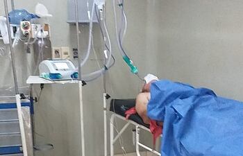 El paciente está crítico y sin ningún familiar.