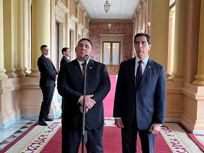 Los ministros de Justicia, Daniel Benítez (i), y del Interior, Federico González.