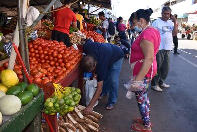 En plena cuarentena, el mercado de San Lorenzo se llenó de compradores.