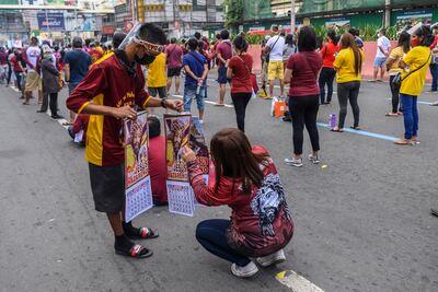 Devotos católicos adquieren calendarios con la imagen del Nazareno Negro en en la iglesia de Quiapo en Manila.