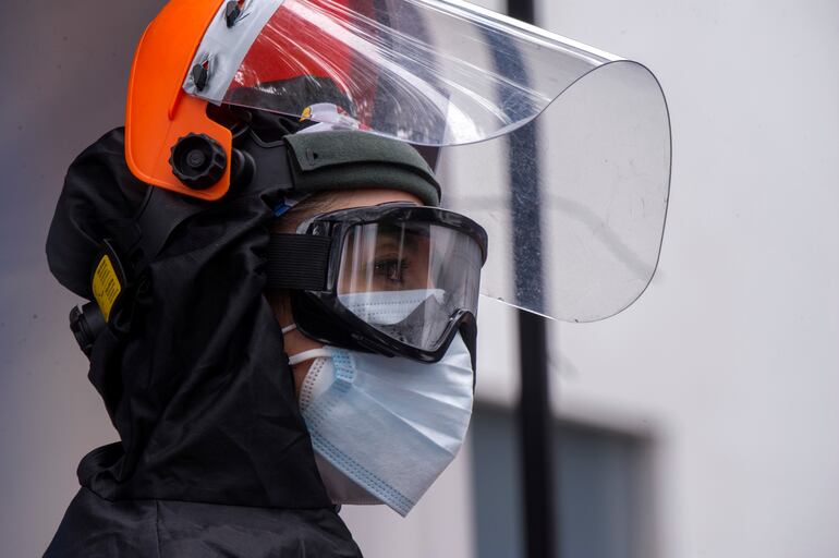 Un trabajador de la salud en un sitio de pruebas de covid-19 en Ciudad de México.
