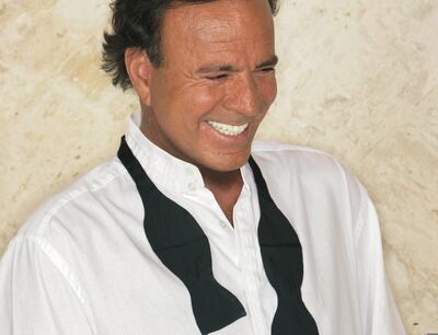 El cantante español Julio Iglesias apadrina una beca otorgada por la Fundación Cultural Latin Grammy.