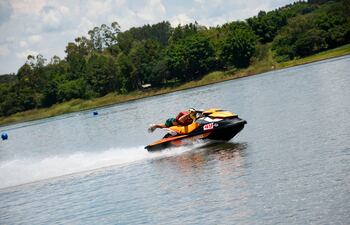 Iván Balsa asume una posición aerodinámica para ganar velocidad en una de las carreras de la fecha apertura del Campeonato de Motonáutica.