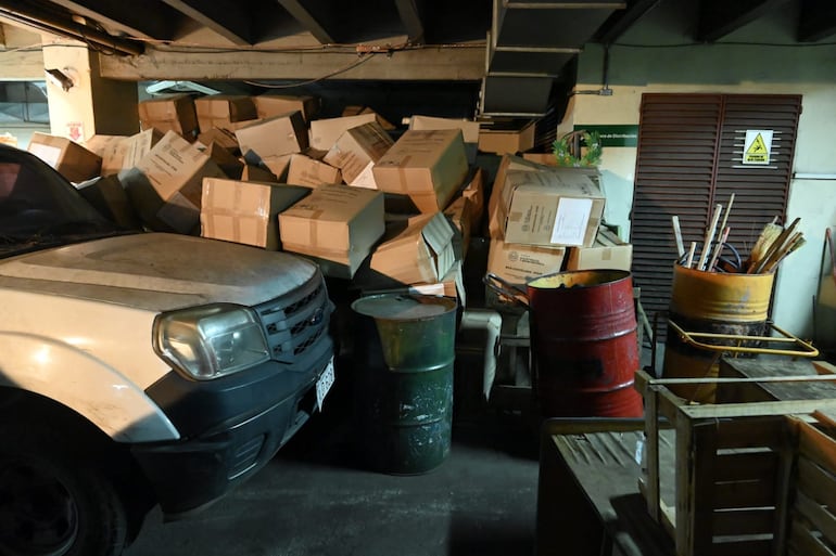 Entre tambores y escobas, estaban tirados los insumos en el depósito de la Municipalidad de Asunción.