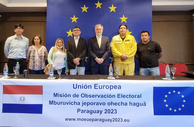 Representantes de las diversas organizaciones beneficiadas con la donación.