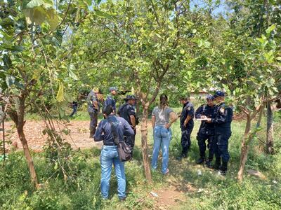 La fiscal y policías llegaron hasta el lugar donde ocurrió la pelea entre los nativos. Foto gentileza.