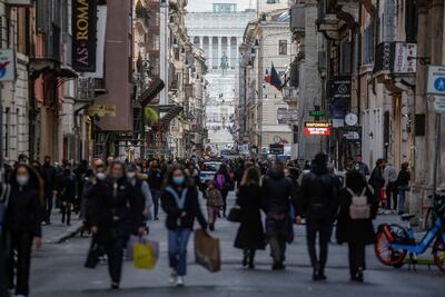 Gente caminando en el centro de Corso.