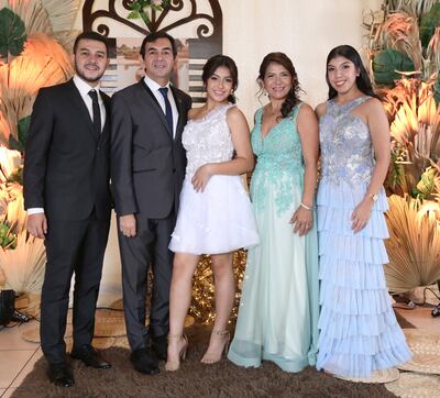 En la foto aparece la cumpleañera con sus padres y hermanos.