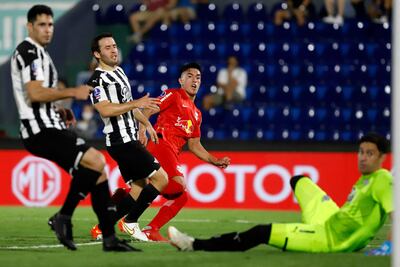 Bragantino fue más en la serie y terminó clasificando a la final de la Copa Sudamericana. En la imagen se observa la definición de Cuello para el segundo gol.