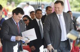 Horacio Cartes (izquierda), junto con el entonces ministro de Obras, Ramón Jiménez Gaona.