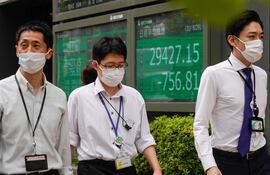 El Nikkei cae más del 2 % en el inicio tras subida de los futuros del crudo