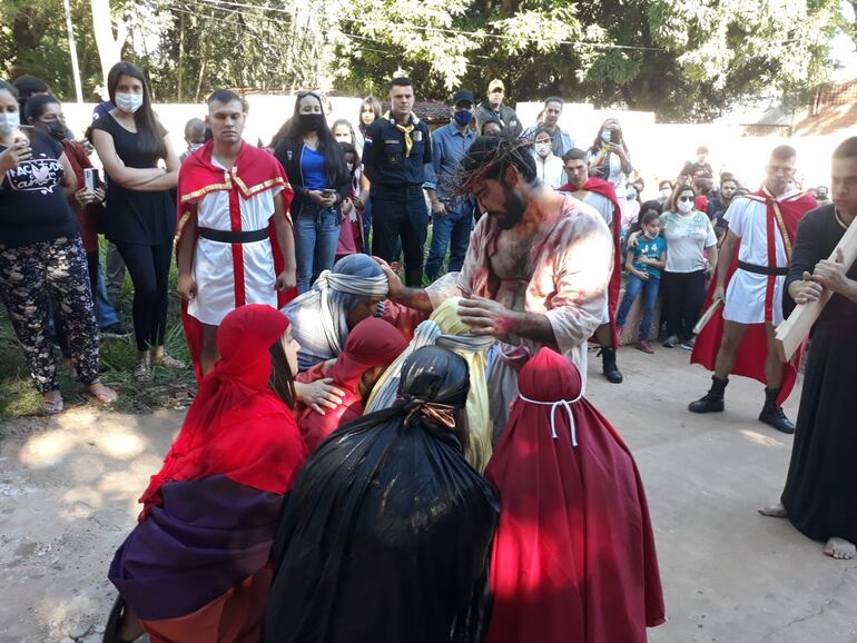 Momento cuando las mujeres van junto a Jesús a llorar a sus pies y secar su sangre.