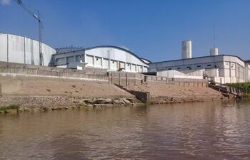 Frigorífico vierte sus residuos directamente al río Paraguay.