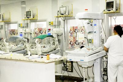 La falta de suficientes camas de terapias para niños y adultos ocasionó muchas muertes. El sistema público de salud aún tiene déficit de camas para cuidados intensivos y de terapistas.