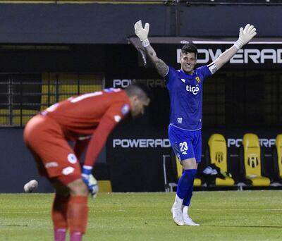 El festejo del arquero aborigen, Gaspar Servio, tras anotar uno de los dos penales y lo sufre el golero rival, Rodolfo Rodríguez
