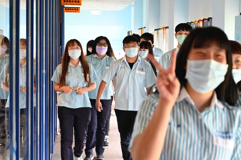 Estudiantes de secundaria con mascarillas a la salida de sus clases en Taipei, Taiwán.