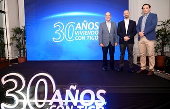 Carlos Blanco, director general de Tigo Paraguay, Aldo Natalizia y Sebastián Aguiar.