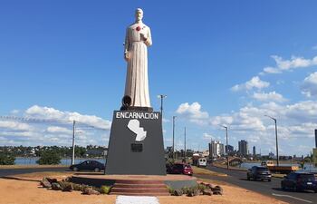 La estatua de San Roque González de Santa Cruz está emplazada en el paseo central de la ruta nacional PY01 a la entrada de la ciudad. Es la imagen más alta del mundo del primer santo paraguayo.