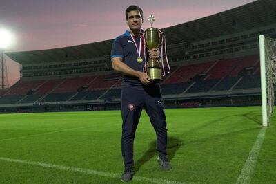 Pereira posa con el trofeo conseguido por el equipo femenino en el Apertura 2021.