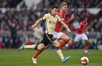 Diogo Jota se escapa de la marca de Joe Worrall, del Nottingham Forest, durante el partido que Liverpool ganó ayer.