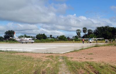 Los aviones con matrícula civil pueden utilizar el aeropuerto de Fuerte Olimpo solo después de comunicar 48 horas antes la intención de aterrizar a la Fuerza Aérea Paraguaya.