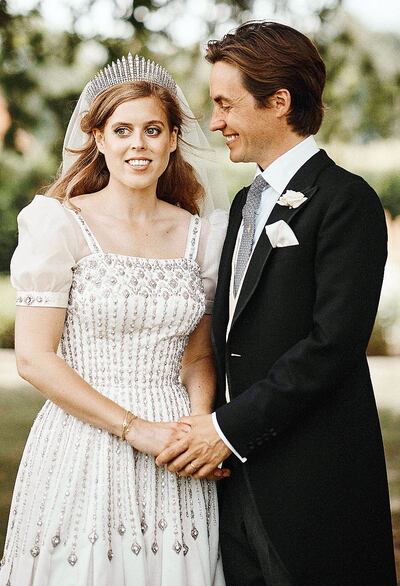 La princesa y el empresario. Con vestido y tiara prestados de la abuela, Beatriz se casó en Windsor.