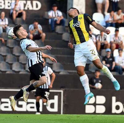 El mediocampista ofensivo liberteño Bautista Merlini (27 años) y el volante de contención Ángel María Benítez Argüello (26), protagonistas de esta acción áerea.