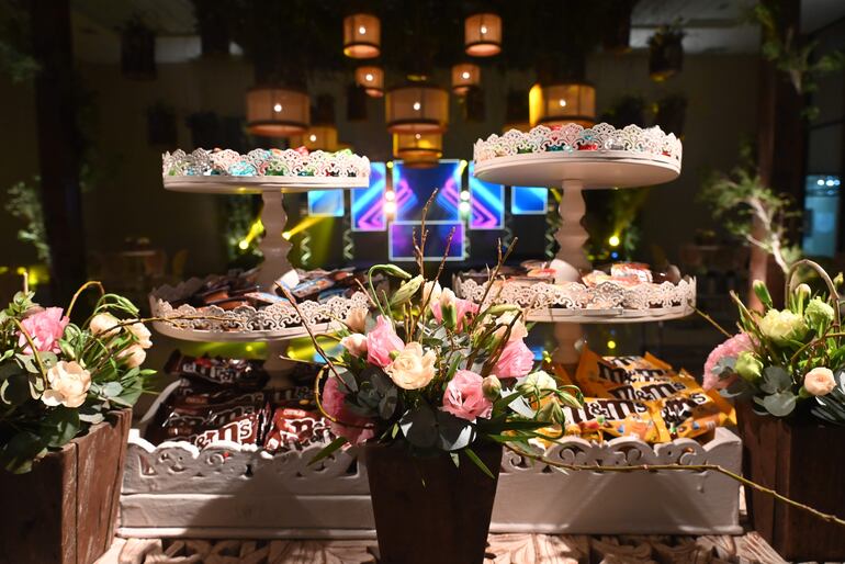 La ambientación con bellos arreglos de flores naturales.