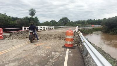 Este es uno de los puentes que sufrió derrumbe el pasado martes. El MOPC promete reparación de la estructura.