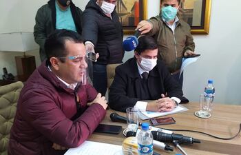 Ministro de Agricultura y Ganadería, Rodolfo Friedmann, junto a su abogado Guillermo Duarte Cacavelos.